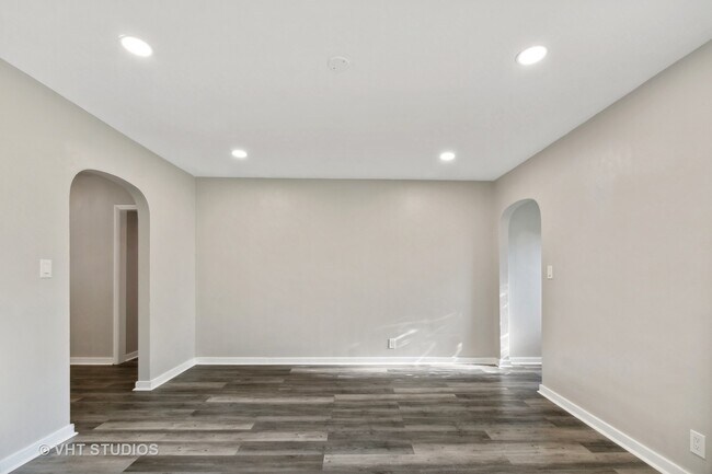 Building Photo - 18324 Oakwood Ave