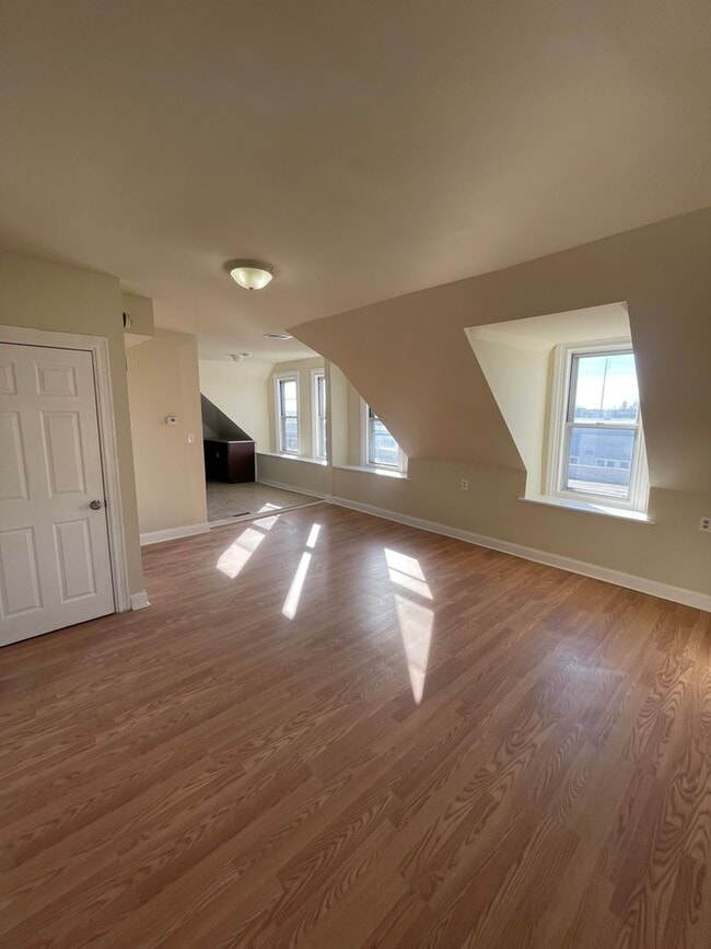 UPDATED 1 BED 1 BATH 2ND FLOOR APARTMENT - UPDATED 1 BED 1 BATH 2ND FLOOR APARTMENT