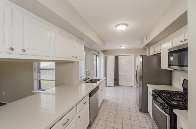 Building Photo - 6915 Eagle Ridge Dr