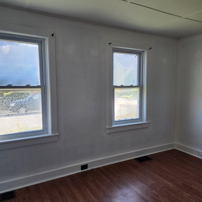 Living room - 34 N B St