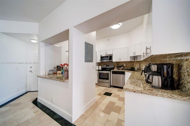Foto del edificio - 8816 Collins Ave