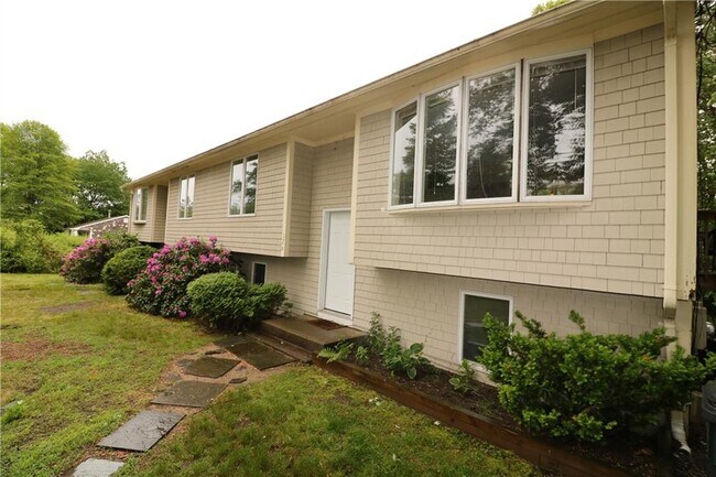 Building Photo - 17 Clara Ln