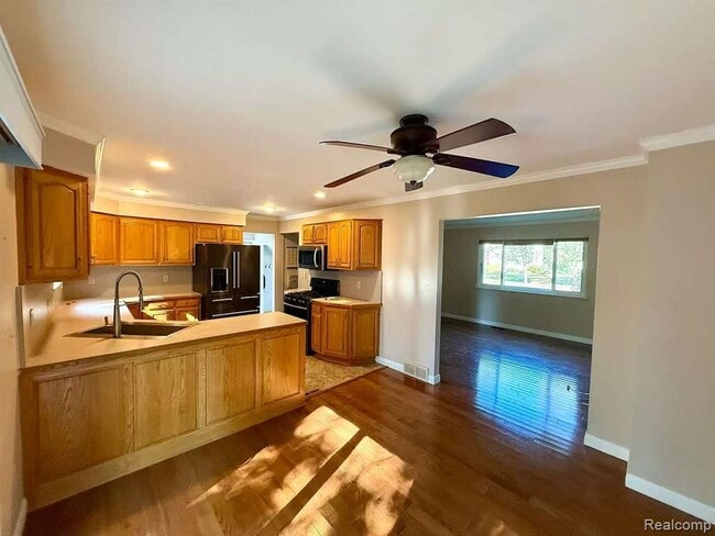Building Photo - 3245 Parker Dr