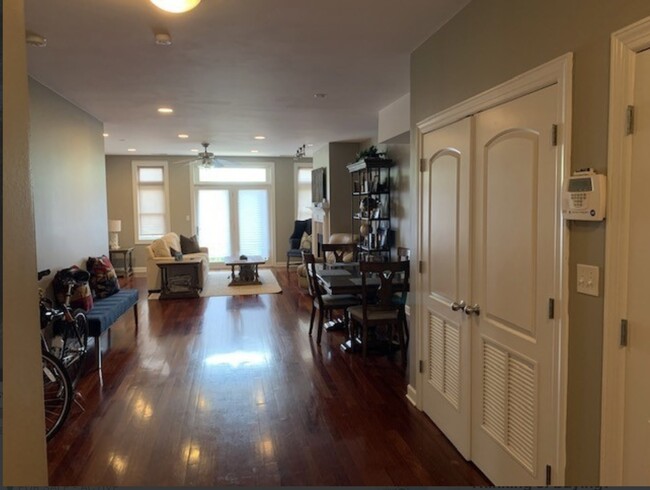 Building Photo - 4043 S Drexel Blvd