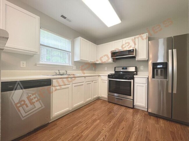 Foto del edificio - Beautiful 3 Bedroom 1 Car-Garage Home loca...
