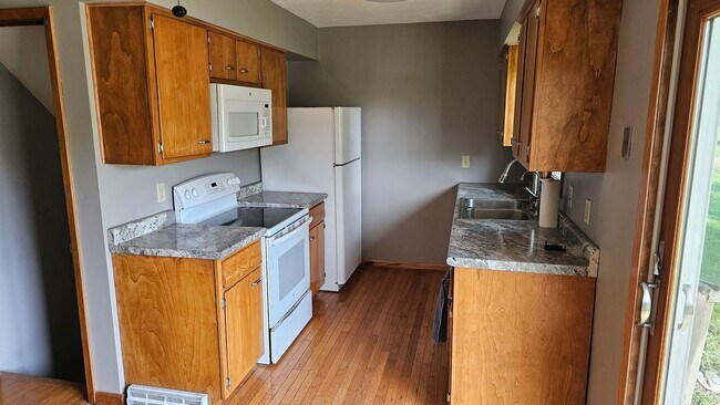 Building Photo - For Rent 5 Bed, 2 Bath, 2 stall garage,  single family home