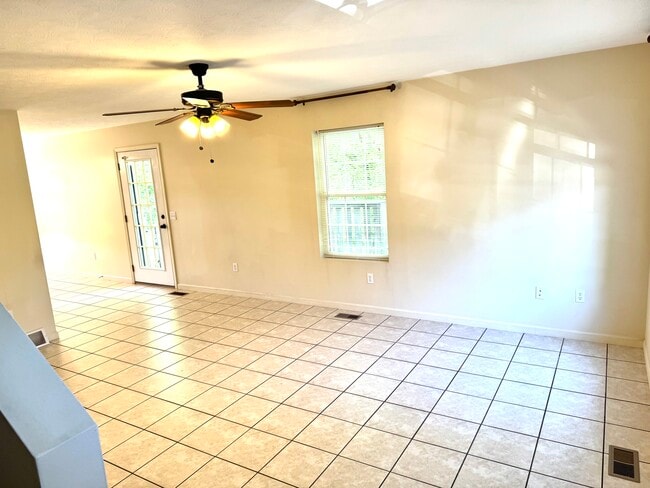 Building Photo - 12 Alexa Way