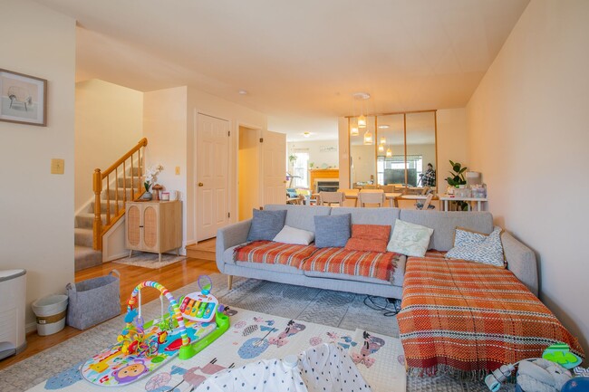 Foto del edificio - Lovely 3 BR/2 Full BA & 2 Half BA Townhome...