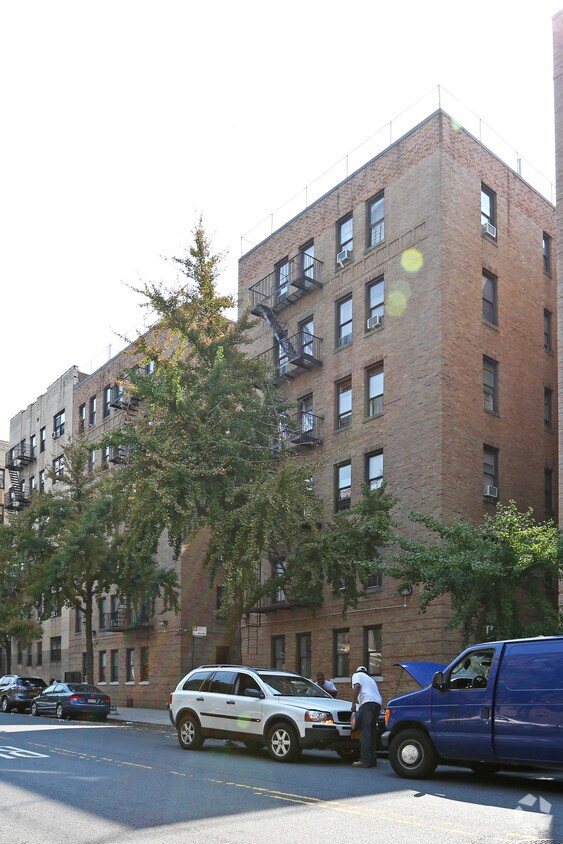 Foto del edificio - 133 Seaman Ave