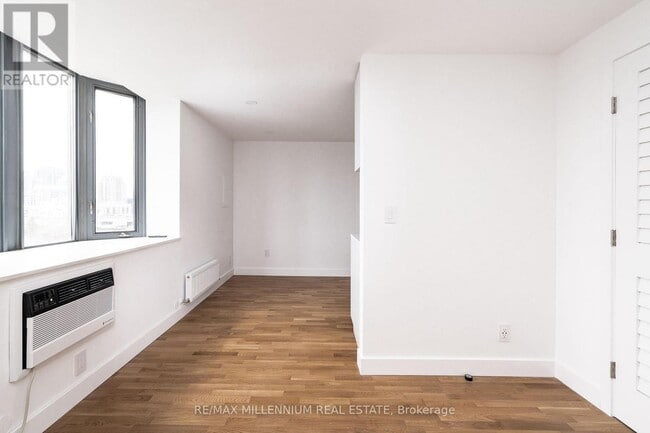 Building Photo - 800 Richmond St W