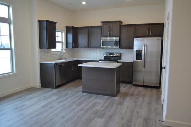 Building Photo - 705 Promenade Dr