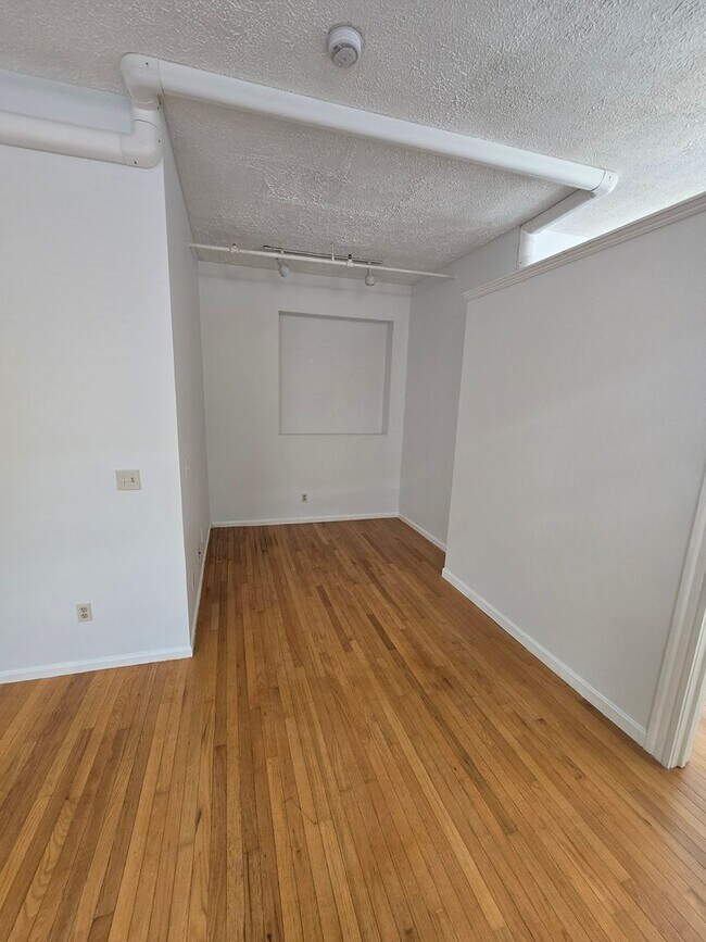 Building Photo - Beautiful and Spacious 1 Bedroom Apartment DOWNTOWN! MUST SEE!