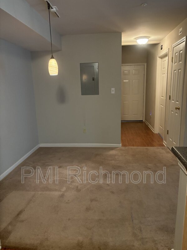 Foto del edificio - 614 Bristol Village Dr