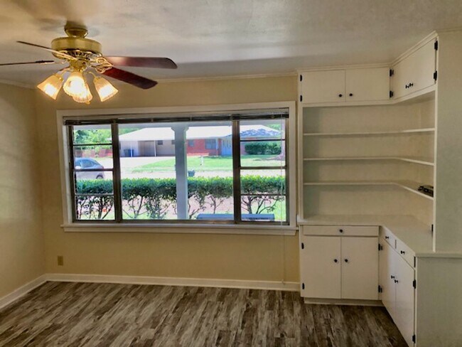 Foto del edificio - UPDATED IN BROADMOOR-BEAUTIFUL 4/3 CLOSE T...