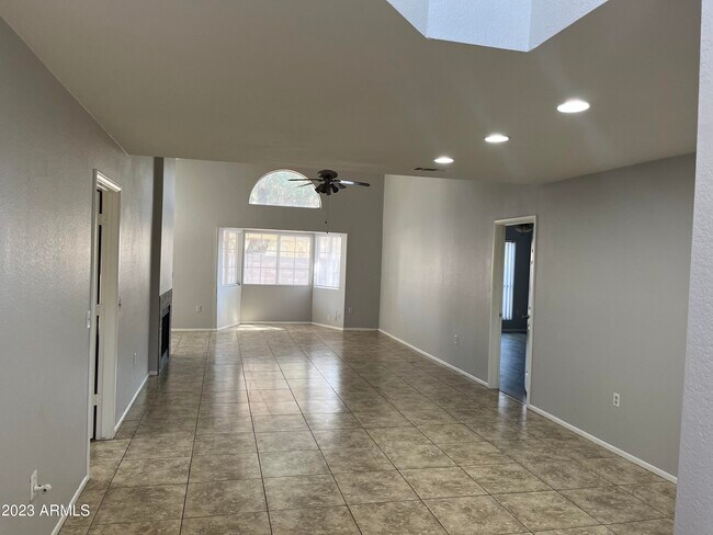 Building Photo - 1241 W Calle Del Norte