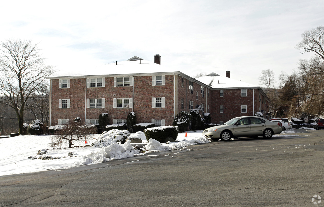 Horn Pond Apartments - Lakeside University Apartments