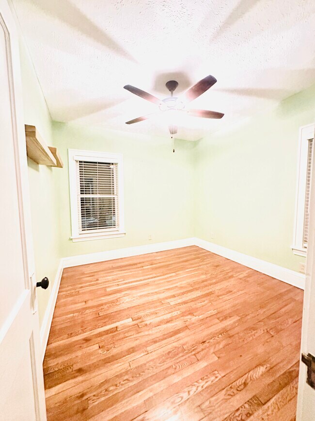 Foto del edificio - 1303 W 102nd St