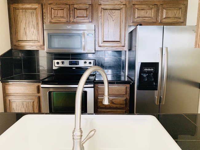 Foto del edificio - 3904 Englewood Cir