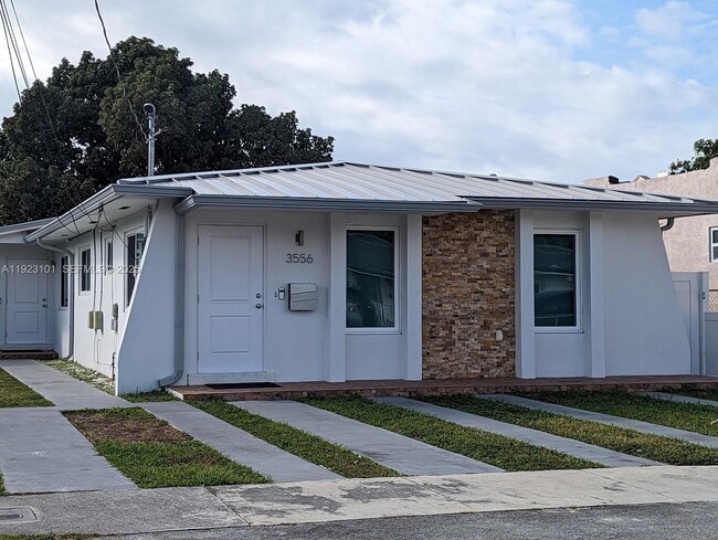 Building Photo - 3556 SW 13th Terrace