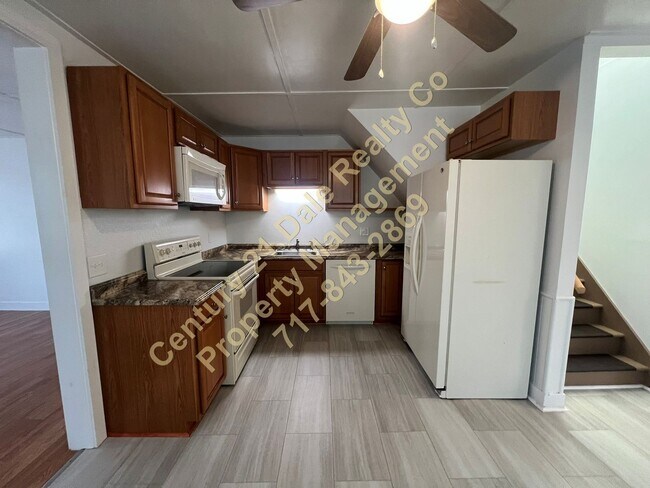 Foto del edificio - 3 Bedroom, 1 Bath Home in Spring Grove School District with Brand new LVP Flooring