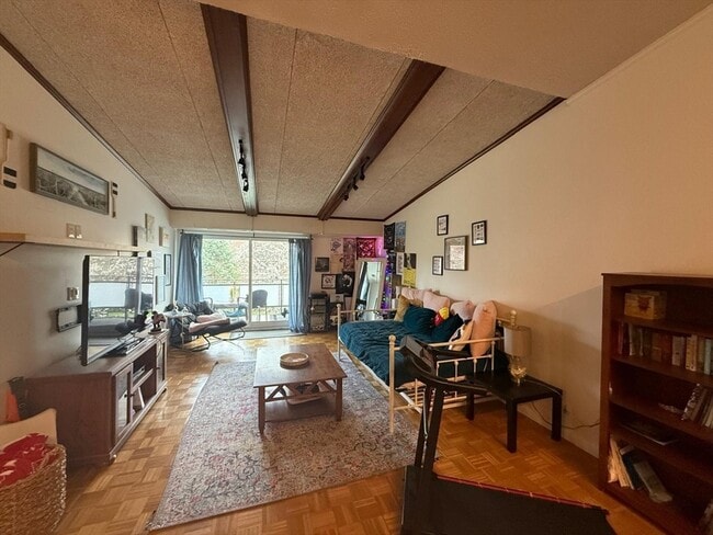 Building Photo - 57 Broadlawn Park