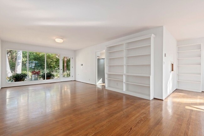 Foto del edificio - Located in the MUS - Unfurnished Serene El Bosque Home Available November