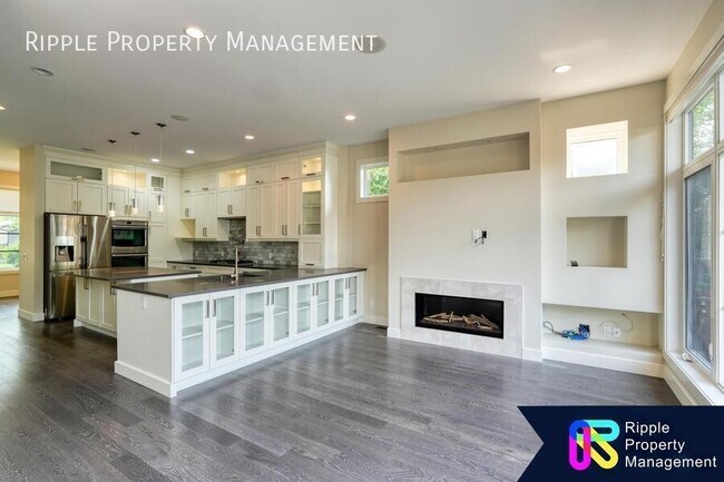 Photo du bâtiment - FANTASTIC MODERN 3 BEDS/ 2.5 BATHS MAIN FLOOR HOUSE NEAR DOWNTOWN!