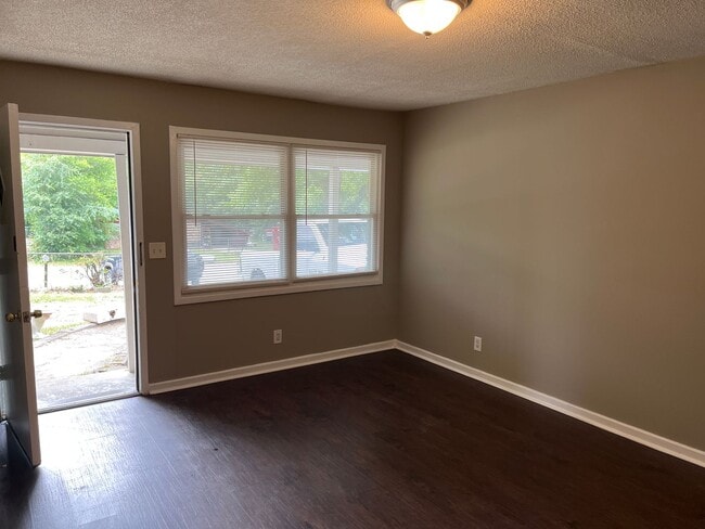 Building Photo - **AVAILABLE NOW**3 Bedroom / 1 Bathroom Ho...