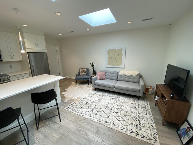 Building Photo - 1357 Nicholson St NW