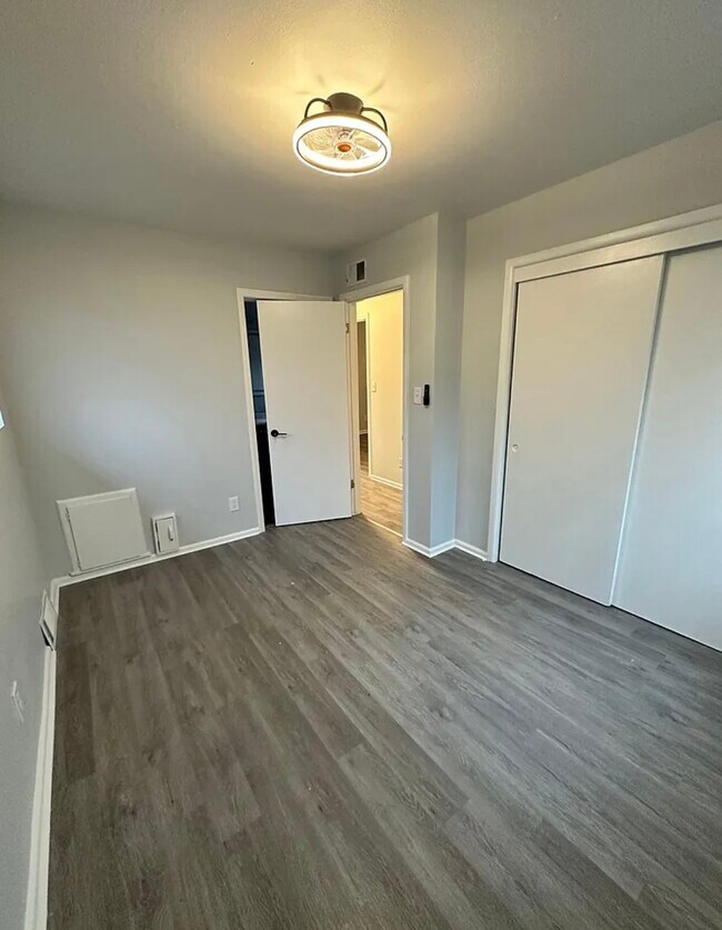 Building Photo - 116 E Pk Ln St