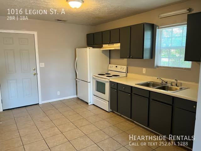 Building Photo - "Charming 2-Bedroom Apartment in Prime Gre...