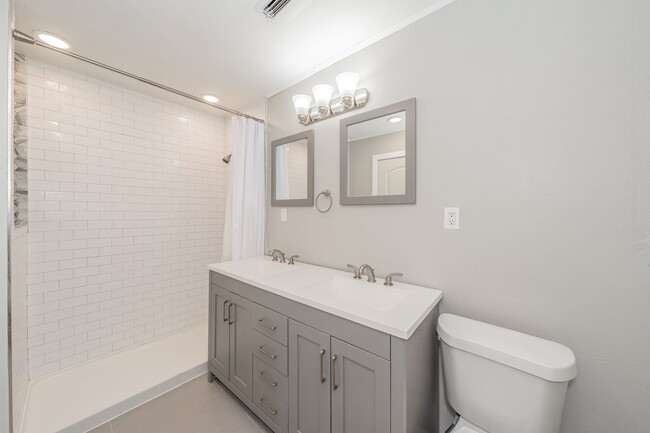Building Photo - Updated home in Arlington Heights!