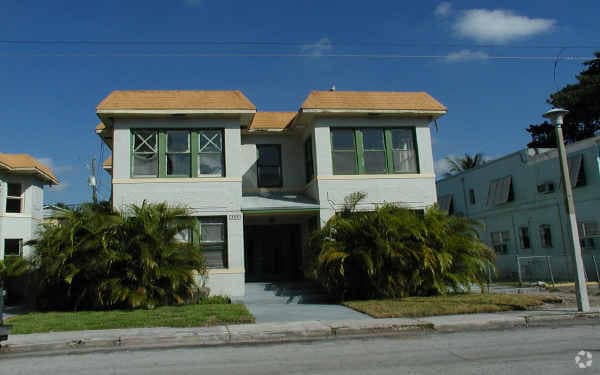 Foto del edificio - La Bella Poinciana Apartments