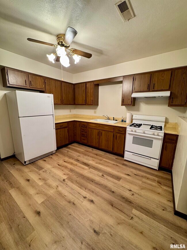 Building Photo - 104 E 9th Ave