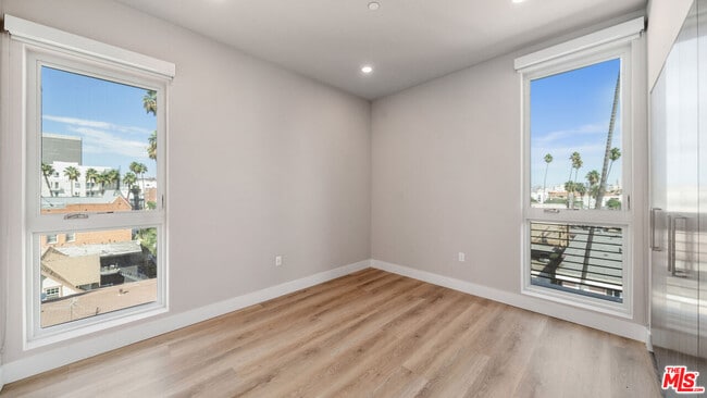 Building Photo - 927 Fedora St