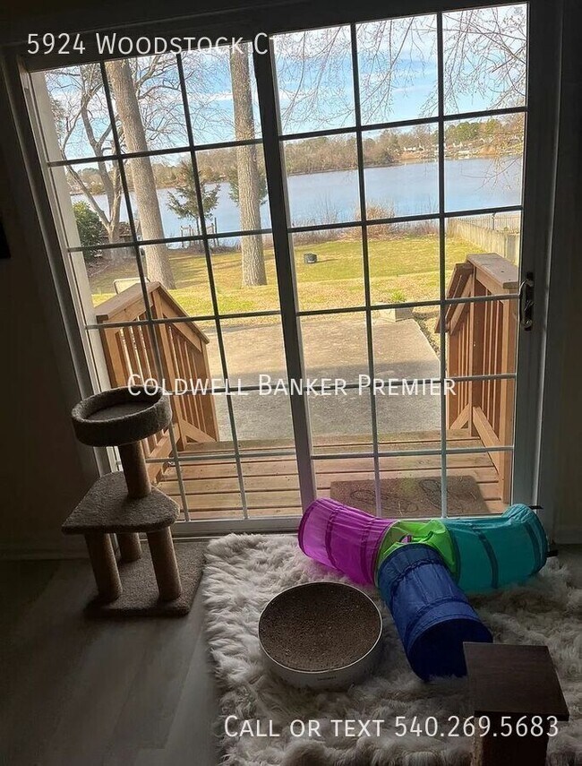 Foto del edificio - 5924 Woodstock Ct