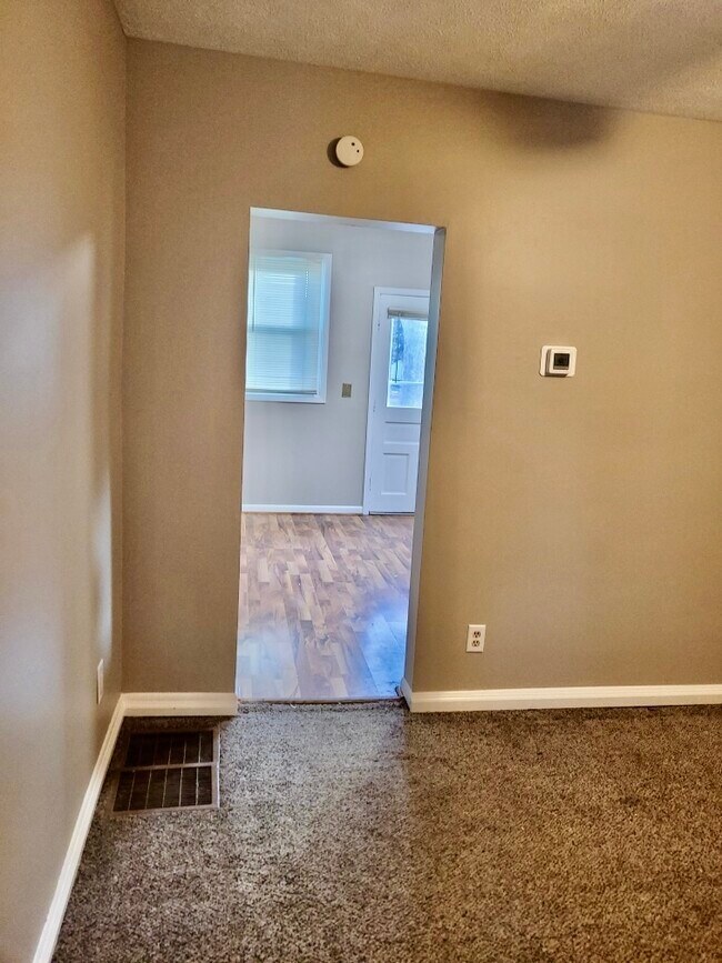 Foto del edificio - 128 E 6th St