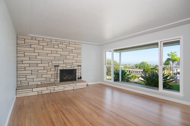 Foto del edificio - Charming Point Loma home with views!