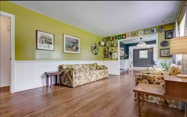 Living Room - 1005 Park Plz