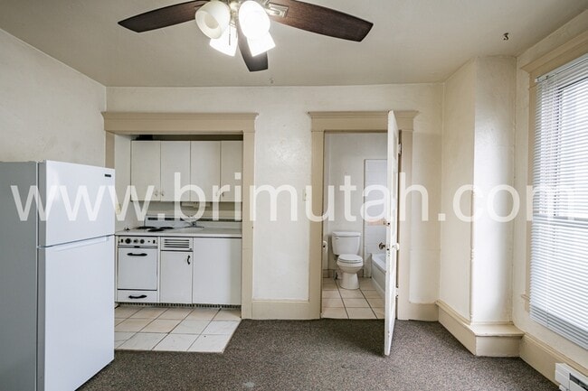 Building Photo - 305 Douglas St