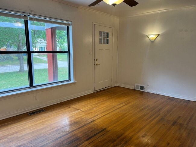 Building Photo - Charming 1950's midtown bungalow near 41st and Peoria
