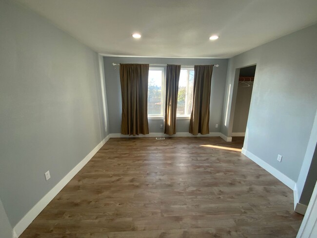 Building Photo - Newly Remodeled Tacoma Gem - Big and Spaci...