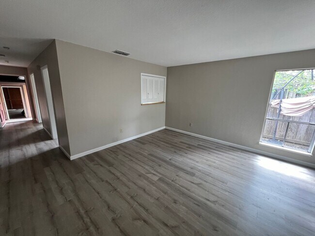 Foto del edificio - Completely remodeled 2-bedroom, 2-bathroom...