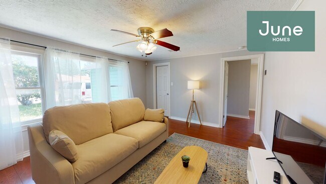 Building Photo - ROOM ONLY in 3-bed/2.0-bath Home