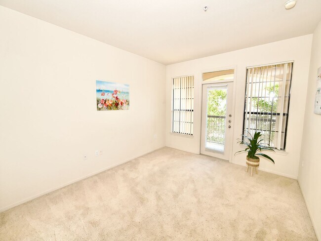 Building Photo - Luxury One Bedroom Condo Near Towne Center