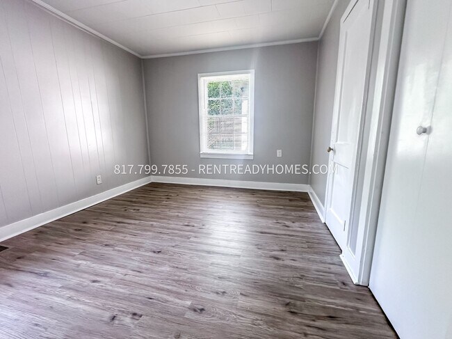 Building Photo - 605 7th Ave