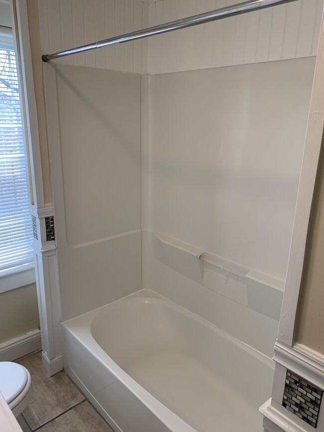 Bathroom tub/shower - 23 Archambault Ave