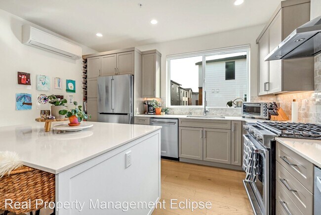 Building Photo - 3 br, 2.5 bath House - 9635 Thorsk St. Unit B