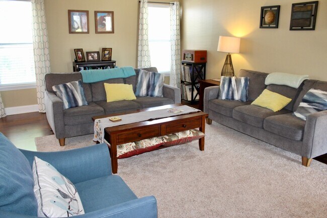 Foto del edificio - Spacious 3BR Home in Sterling Heights with Sunroom, Office & Fenced Yard