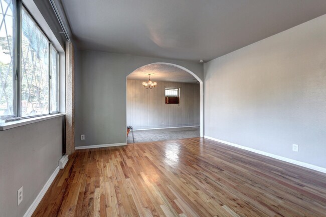 Building Photo - Beautiful Brick Ranch Home in a Corner Lot!